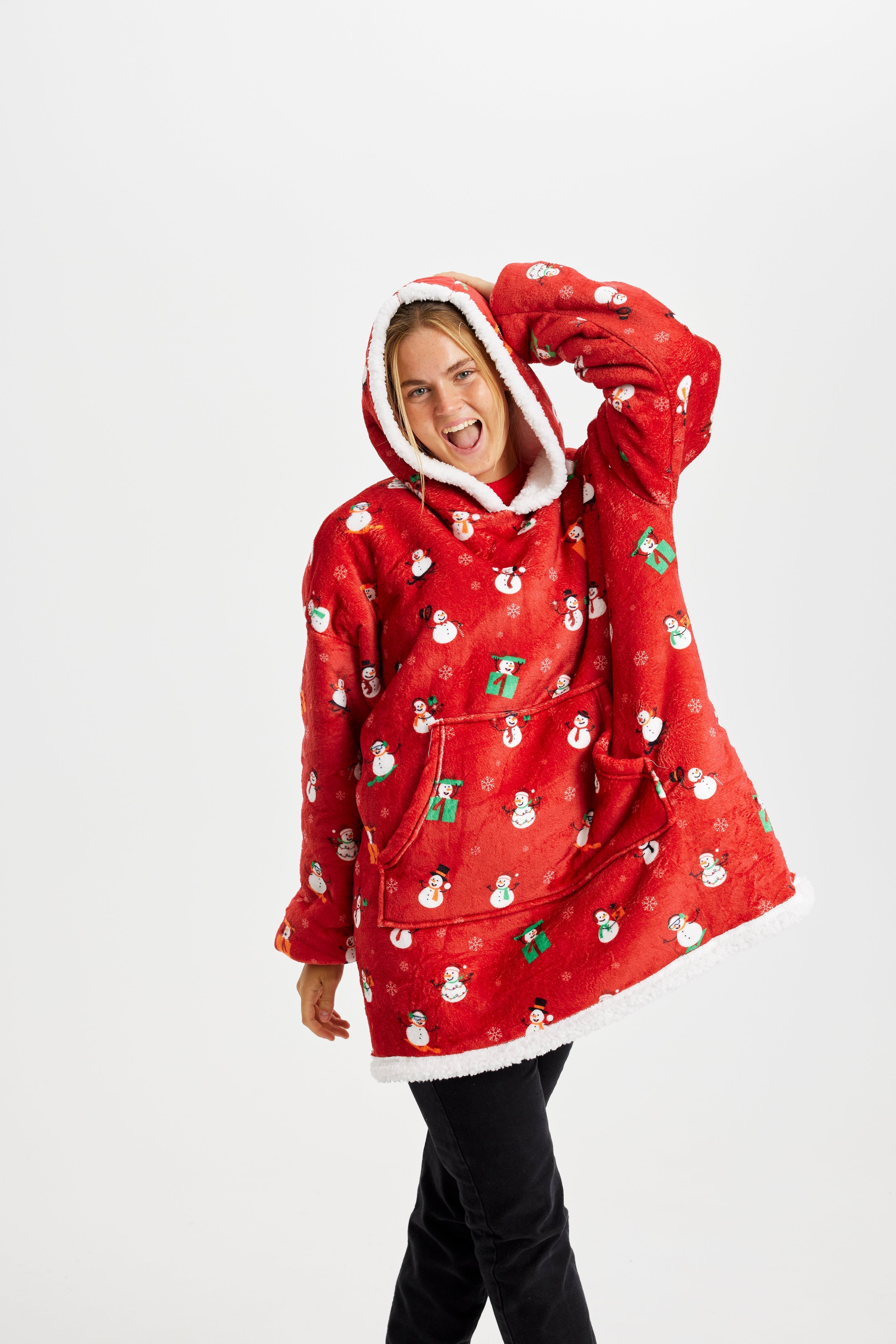 Una donna che indossa una felpa natalizia rossa con un motivo.